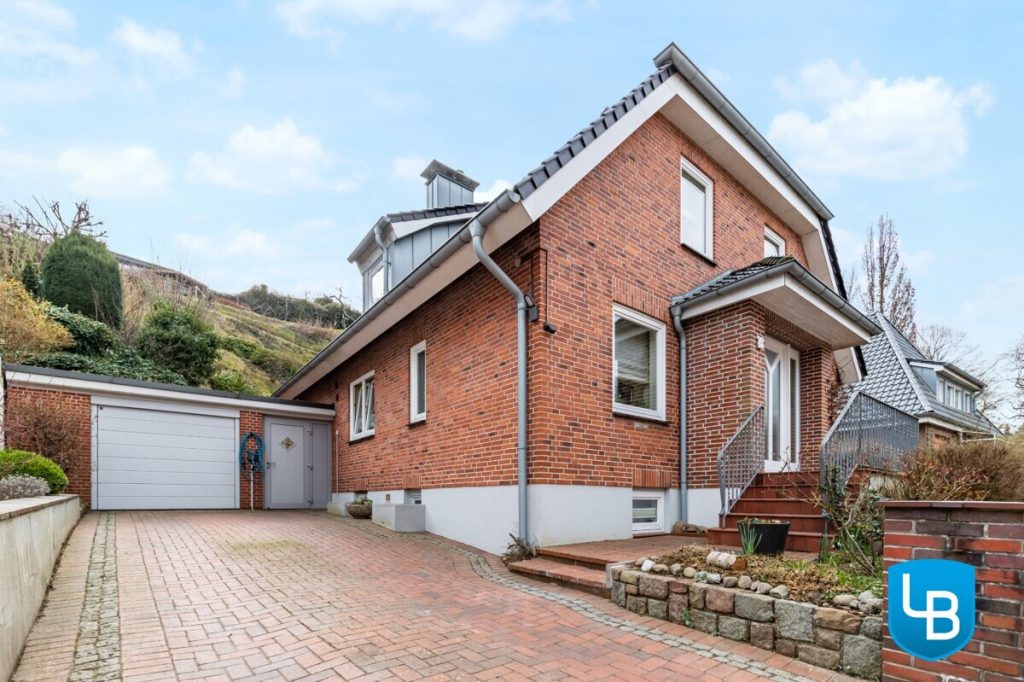 Immobilienangebot - Plön - Alle & Rest (Wohnen) - EFH mit Einliegerwohnung und außergewöhnlichem Hanggrundstück inklusive Weitblick über Plön!