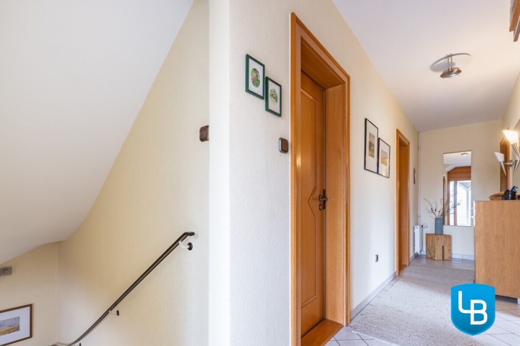 Immobilienangebot - Plön - Alle & Rest (Wohnen) - EFH mit Einliegerwohnung und außergewöhnlichem Hanggrundstück inklusive Weitblick über Plön!