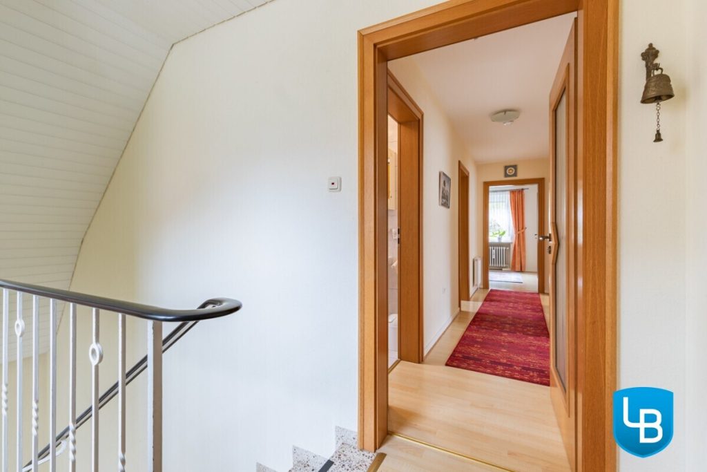 Immobilienangebot - Plön - Alle & Rest (Wohnen) - EFH mit Einliegerwohnung und außergewöhnlichem Hanggrundstück inklusive Weitblick über Plön!