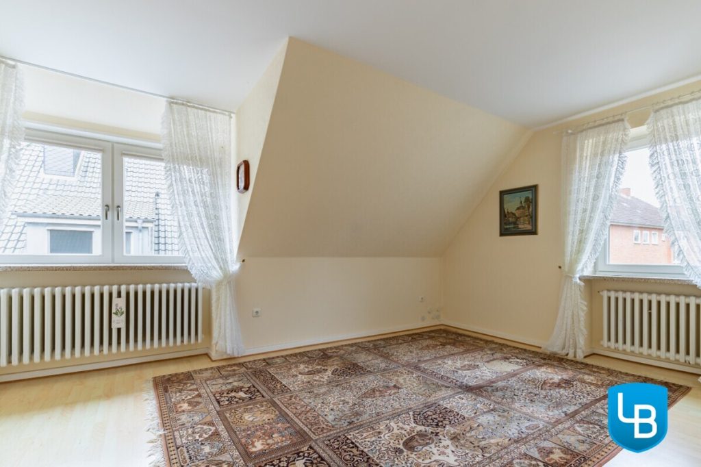 Immobilienangebot - Plön - Alle & Rest (Wohnen) - EFH mit Einliegerwohnung und außergewöhnlichem Hanggrundstück inklusive Weitblick über Plön!