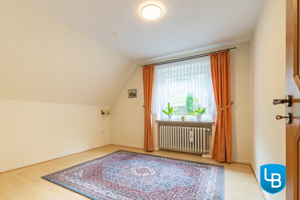Immobilienangebot - Plön - Alle & Rest (Wohnen) - EFH mit Einliegerwohnung und außergewöhnlichem Hanggrundstück inklusive Weitblick über Plön!