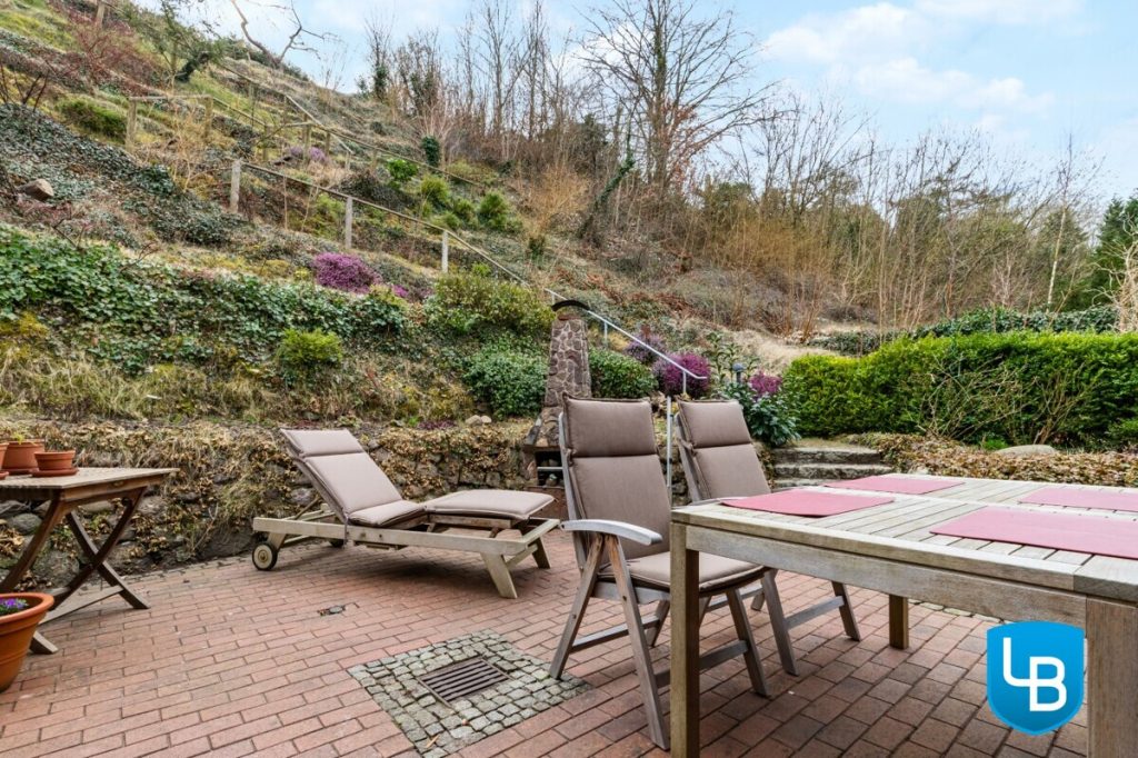 Immobilienangebot - Plön - Alle & Rest (Wohnen) - EFH mit Einliegerwohnung und außergewöhnlichem Hanggrundstück inklusive Weitblick über Plön!