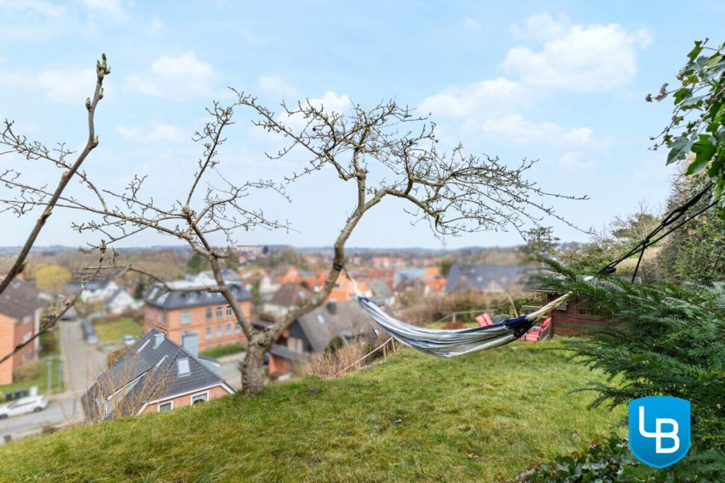 Immobilienangebot - Plön - Alle & Rest (Wohnen) - EFH mit Einliegerwohnung und außergewöhnlichem Hanggrundstück inklusive Weitblick über Plön!