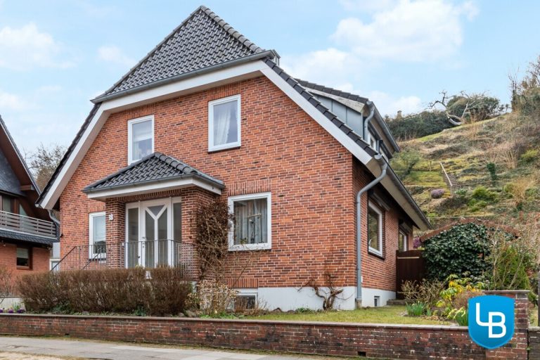 Immobilienangebot - Plön - Alle & Rest (Wohnen) - EFH mit Einliegerwohnung und außergewöhnlichem Hanggrundstück inklusive Weitblick über Plön!