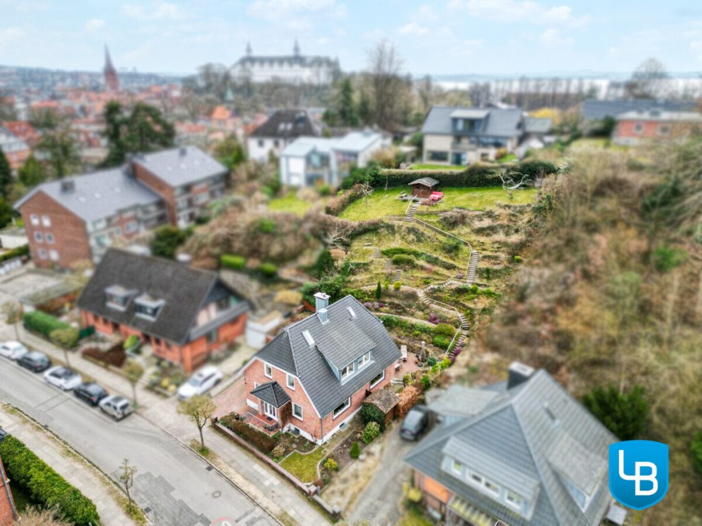 Immobilienangebot - Plön - Alle & Rest (Wohnen) - EFH mit Einliegerwohnung und außergewöhnlichem Hanggrundstück inklusive Weitblick über Plön!