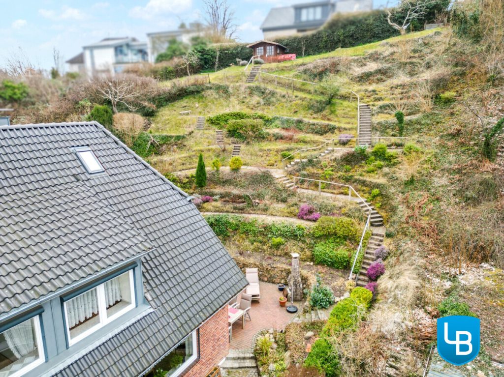 Immobilienangebot - Plön - Alle & Rest (Wohnen) - EFH mit Einliegerwohnung und außergewöhnlichem Hanggrundstück inklusive Weitblick über Plön!