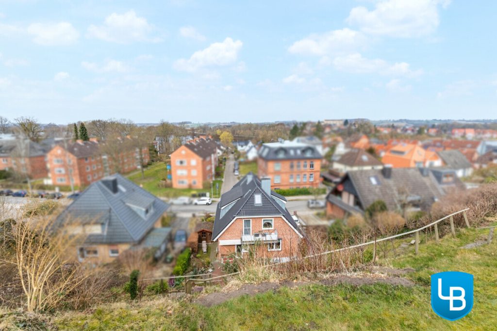 Immobilienangebot - Plön - Alle & Rest (Wohnen) - EFH mit Einliegerwohnung und außergewöhnlichem Hanggrundstück inklusive Weitblick über Plön!