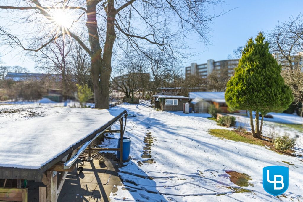 Immobilienangebot - Kiel - Grundstücke - Sahnegrundstück mit Altbestand! Ein großes Grundstück erwartet Ihren Neubau!