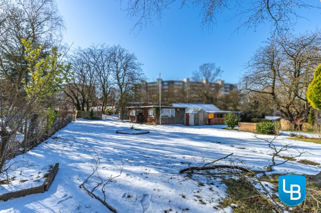 Immobilienangebot - Kiel - Grundstücke - Sahnegrundstück mit Altbestand! Ein großes Grundstück erwartet Ihren Neubau!