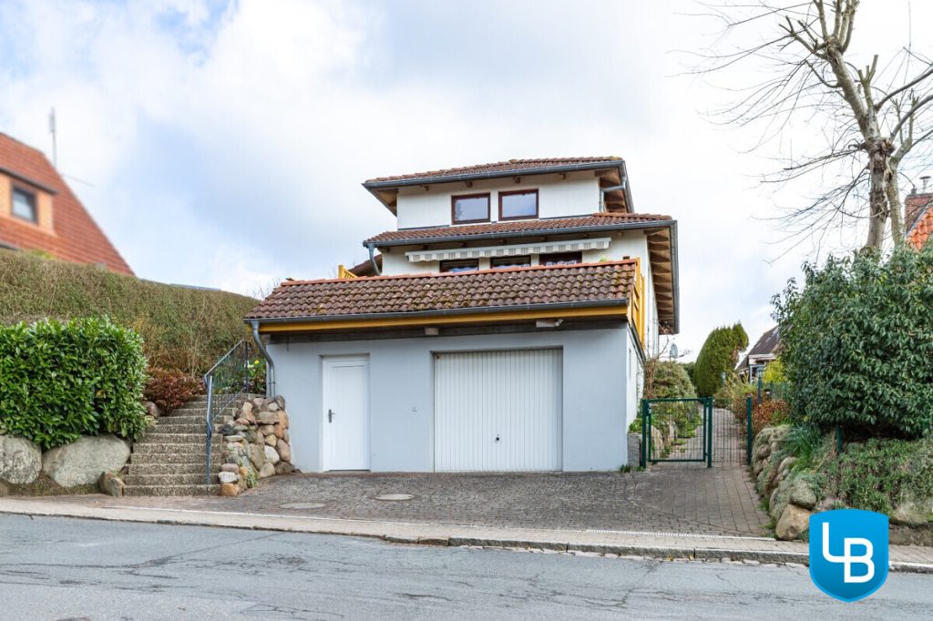 Immobilienangebot - Plön - Alle & Rest (Wohnen) - Umgeben von Seen: Charmantes Einfamilienhaus auf einem gepflegten Hanggrundstück
