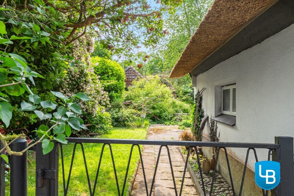 Immobilienangebot - Plön - Alle & Rest (Wohnen) - Malerisches Reetdachhaus nahe des Großen Plöner Sees – Wohnen, wo andere Urlaub machen
