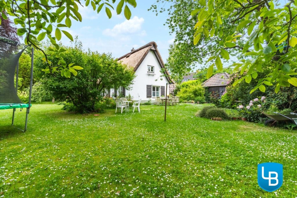 Immobilienangebot - Plön - Alle & Rest (Wohnen) - Malerisches Reetdachhaus nahe des Großen Plöner Sees – Wohnen, wo andere Urlaub machen