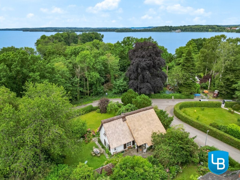 Immobilienangebot - Plön - Alle & Rest (Wohnen) - Malerisches Reetdachhaus nahe des Großen Plöner Sees – Wohnen, wo andere Urlaub machen