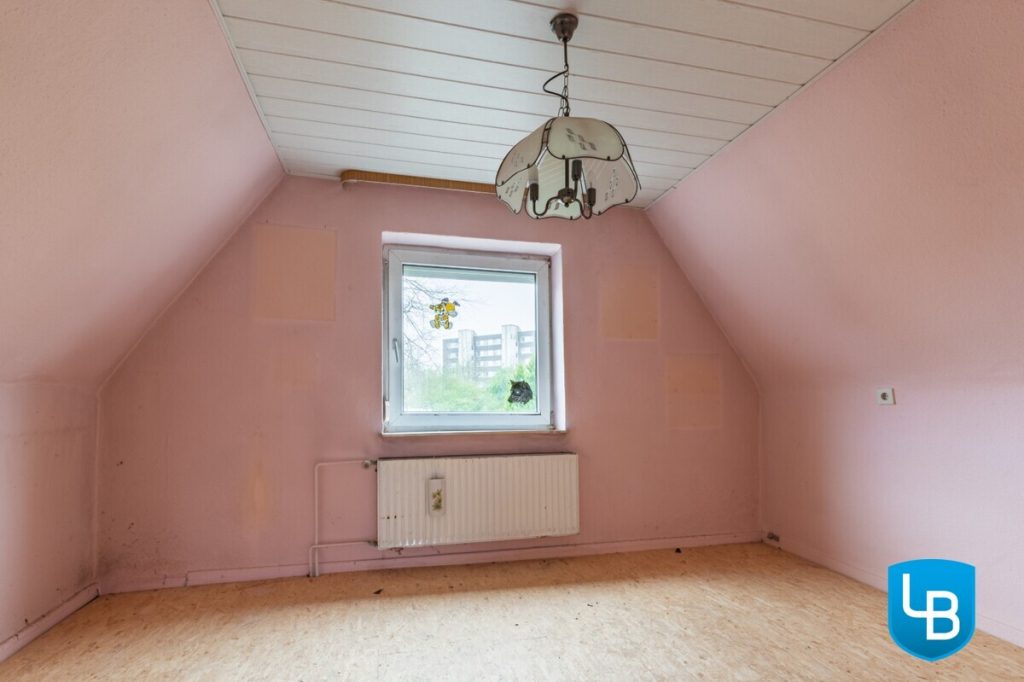 Immobilienangebot - Kiel - Alle & Rest (Wohnen) - Für Profis: Sanierungsbedürftiges Haus wartet darauf, in neuem Glanz zu erstrahlen