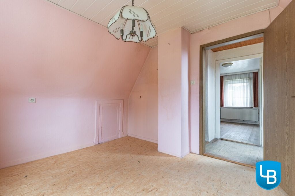 Immobilienangebot - Kiel - Alle & Rest (Wohnen) - Für Profis: Sanierungsbedürftiges Haus wartet darauf, in neuem Glanz zu erstrahlen