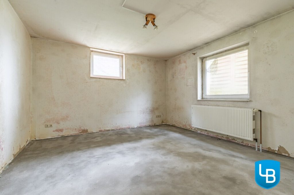 Immobilienangebot - Kiel - Alle & Rest (Wohnen) - Für Profis: Sanierungsbedürftiges Haus wartet darauf, in neuem Glanz zu erstrahlen