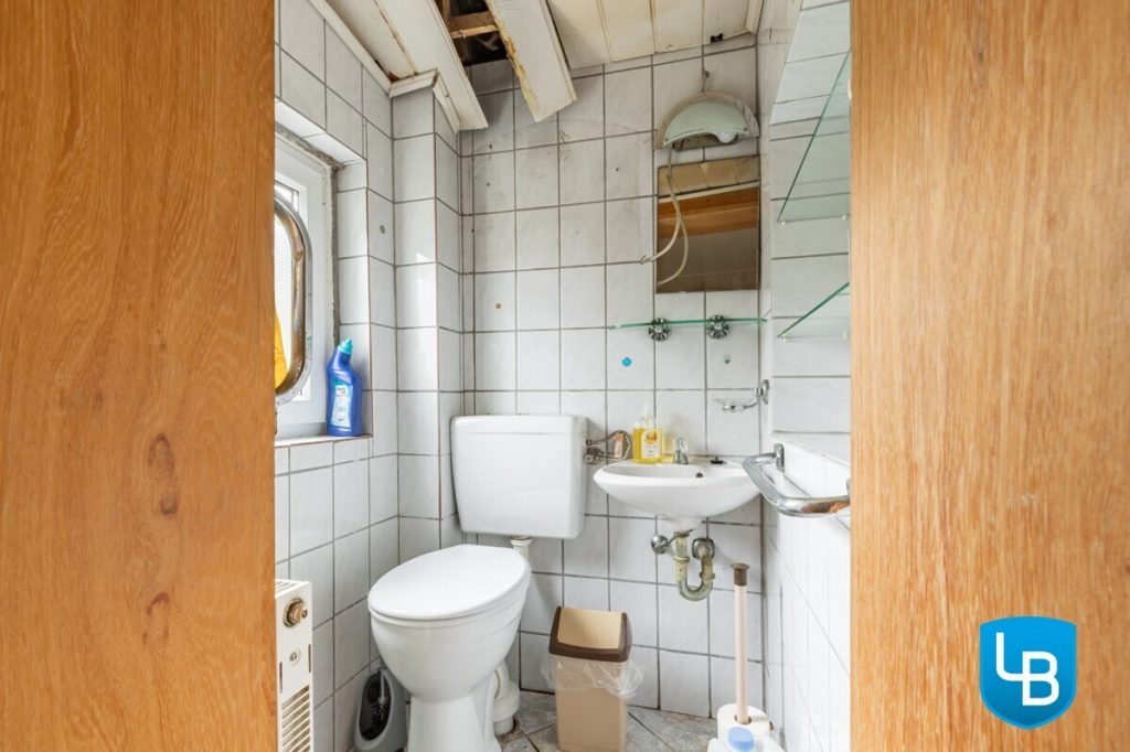 Immobilienangebot - Kiel - Alle & Rest (Wohnen) - Für Profis: Sanierungsbedürftiges Haus wartet darauf, in neuem Glanz zu erstrahlen