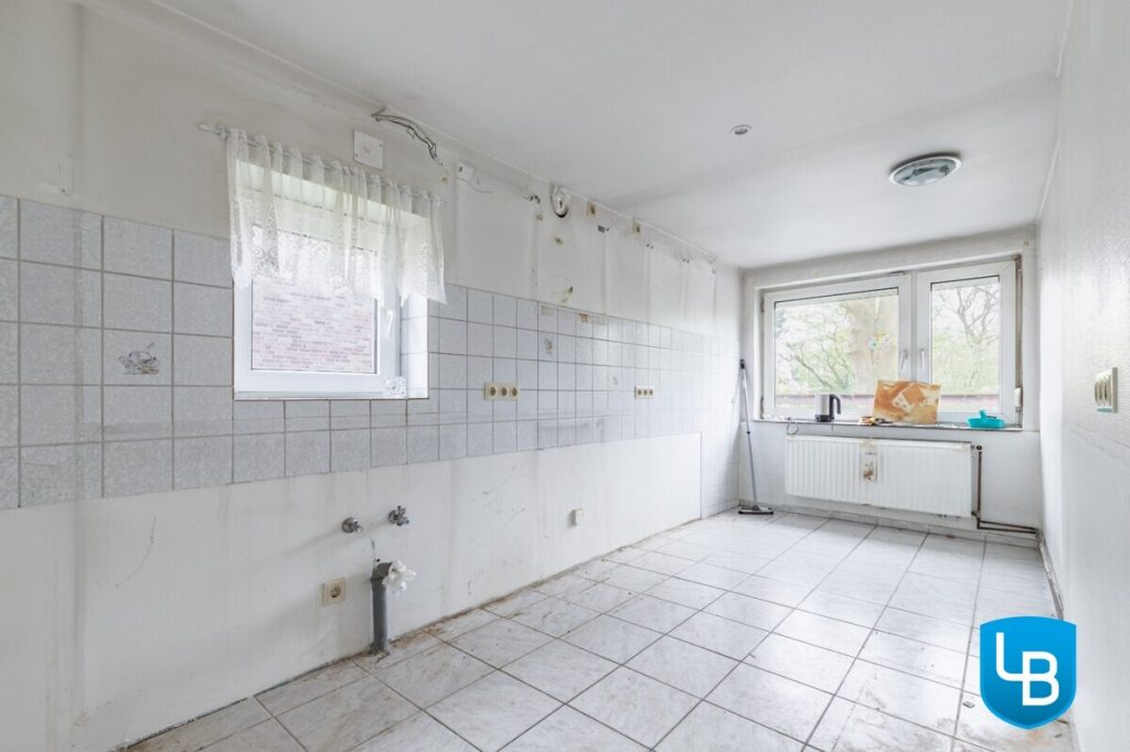 Immobilienangebot - Kiel - Alle & Rest (Wohnen) - Für Profis: Sanierungsbedürftiges Haus wartet darauf, in neuem Glanz zu erstrahlen