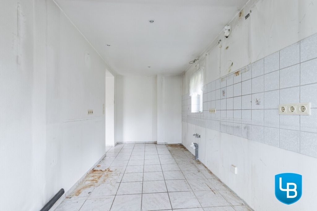Immobilienangebot - Kiel - Alle & Rest (Wohnen) - Für Profis: Sanierungsbedürftiges Haus wartet darauf, in neuem Glanz zu erstrahlen