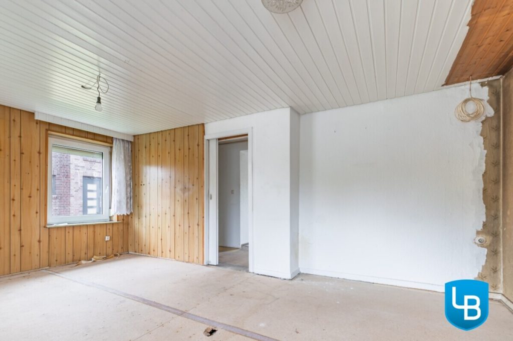 Immobilienangebot - Kiel - Alle & Rest (Wohnen) - Für Profis: Sanierungsbedürftiges Haus wartet darauf, in neuem Glanz zu erstrahlen