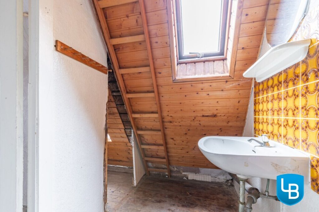 Immobilienangebot - Kiel - Alle & Rest (Wohnen) - Für Profis: Sanierungsbedürftiges Haus wartet darauf, in neuem Glanz zu erstrahlen