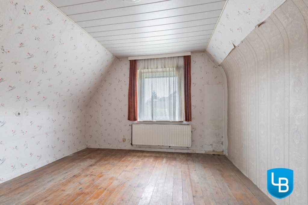 Immobilienangebot - Kiel - Alle & Rest (Wohnen) - Für Profis: Sanierungsbedürftiges Haus wartet darauf, in neuem Glanz zu erstrahlen