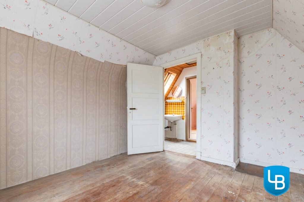 Immobilienangebot - Kiel - Alle & Rest (Wohnen) - Für Profis: Sanierungsbedürftiges Haus wartet darauf, in neuem Glanz zu erstrahlen