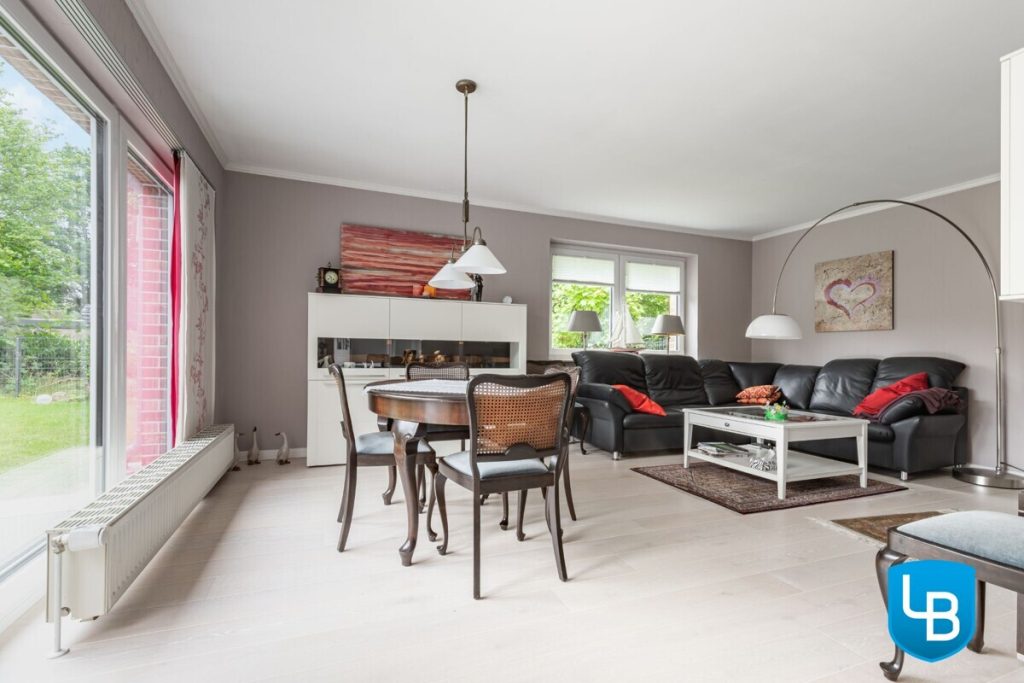Immobilienangebot - Hamburg - Alle & Rest (Wohnen) - Ihr energieeffizientes, modernes Zuhause mit Einliegerwohnung, großem Garten und überdachtem Pool