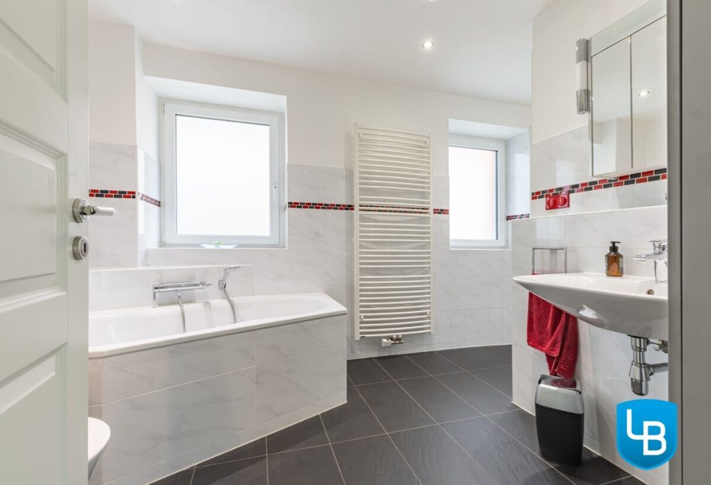 Immobilienangebot - Hamburg - Alle & Rest (Wohnen) - Ihr energieeffizientes, modernes Zuhause mit Einliegerwohnung, großem Garten und überdachtem Pool