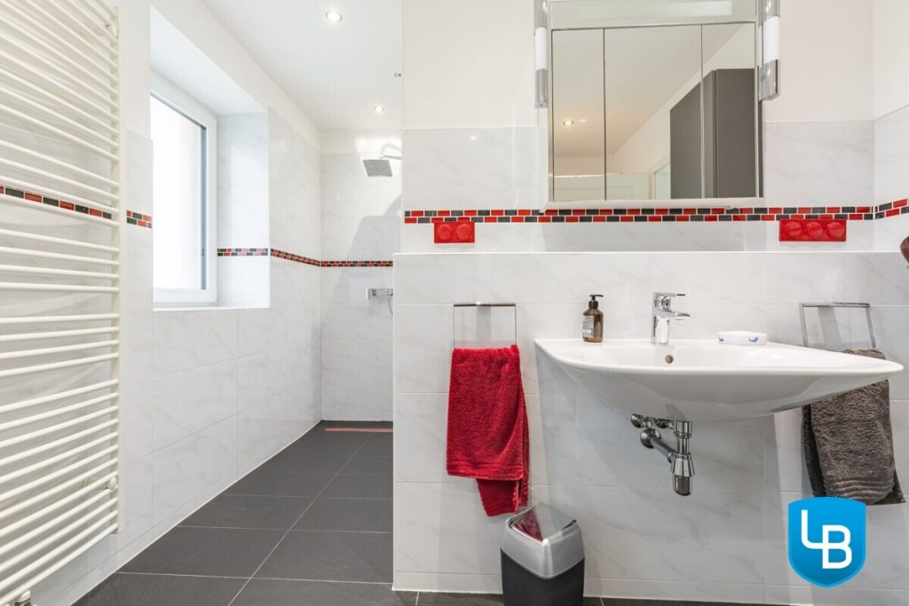 Immobilienangebot - Hamburg - Alle & Rest (Wohnen) - Ihr energieeffizientes, modernes Zuhause mit Einliegerwohnung, großem Garten und überdachtem Pool