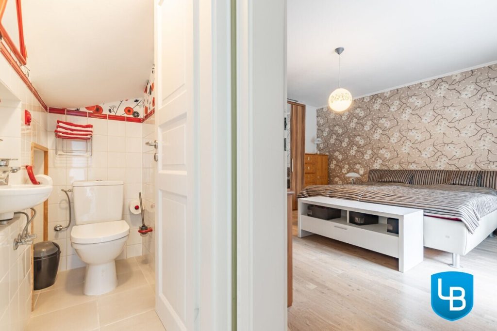 Immobilienangebot - Hamburg - Alle & Rest (Wohnen) - Ihr energieeffizientes, modernes Zuhause mit Einliegerwohnung, großem Garten und überdachtem Pool