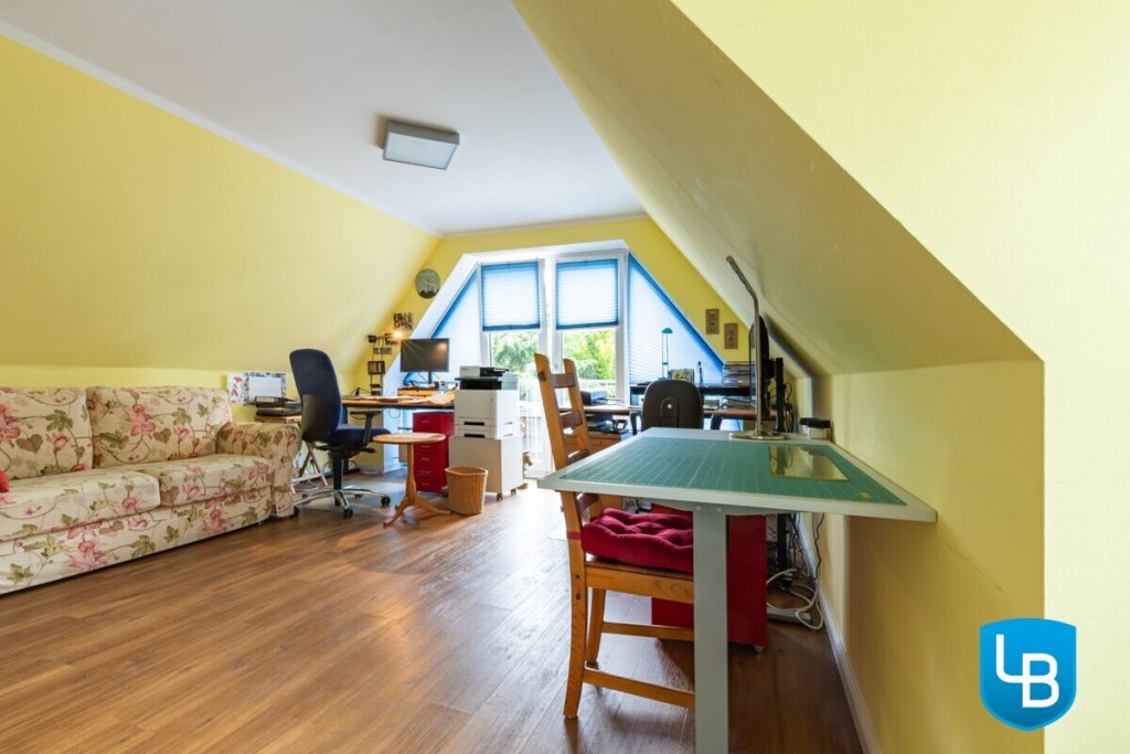 Immobilienangebot - Hamburg - Alle & Rest (Wohnen) - Ihr energieeffizientes, modernes Zuhause mit Einliegerwohnung, großem Garten und überdachtem Pool