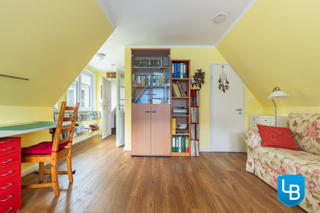 Immobilienangebot - Hamburg - Alle & Rest (Wohnen) - Ihr energieeffizientes, modernes Zuhause mit Einliegerwohnung, großem Garten und überdachtem Pool