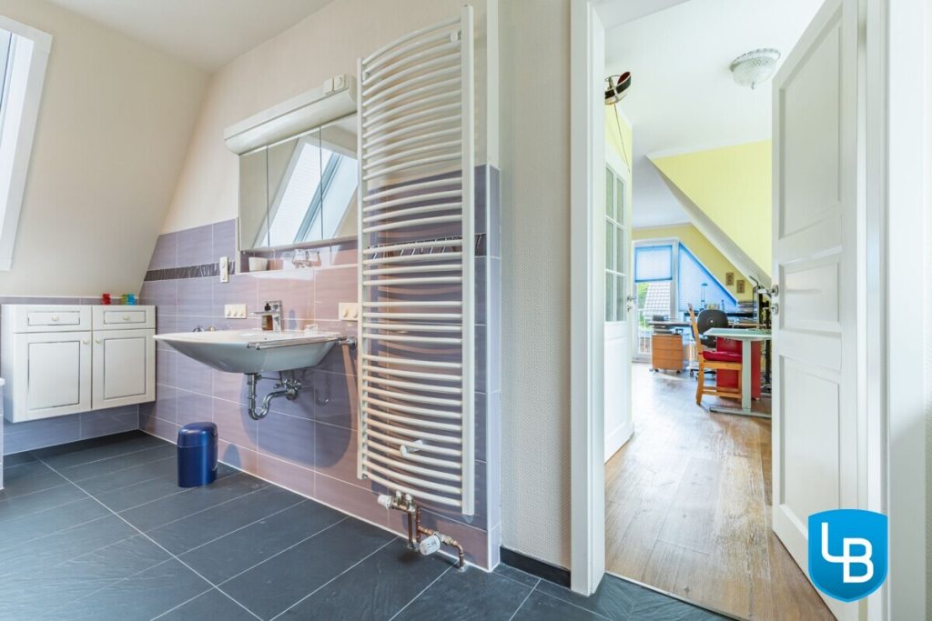 Immobilienangebot - Hamburg - Alle & Rest (Wohnen) - Ihr energieeffizientes, modernes Zuhause mit Einliegerwohnung, großem Garten und überdachtem Pool