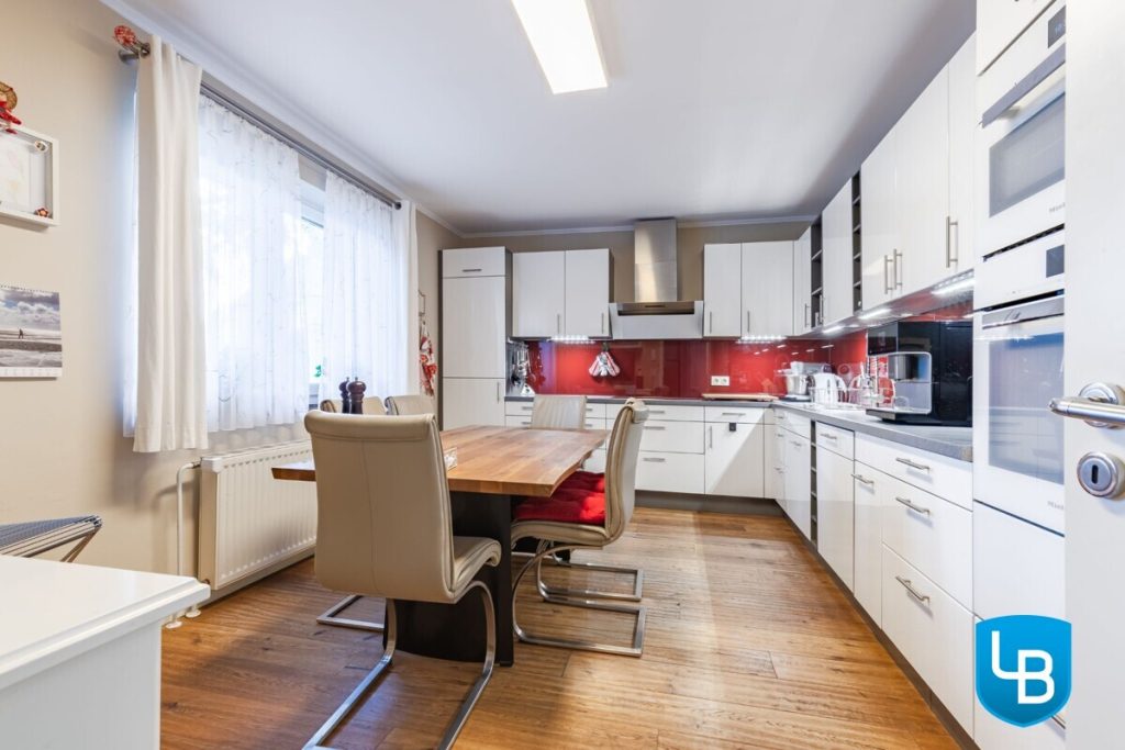Immobilienangebot - Hamburg - Alle & Rest (Wohnen) - Ihr energieeffizientes, modernes Zuhause mit Einliegerwohnung, großem Garten und überdachtem Pool