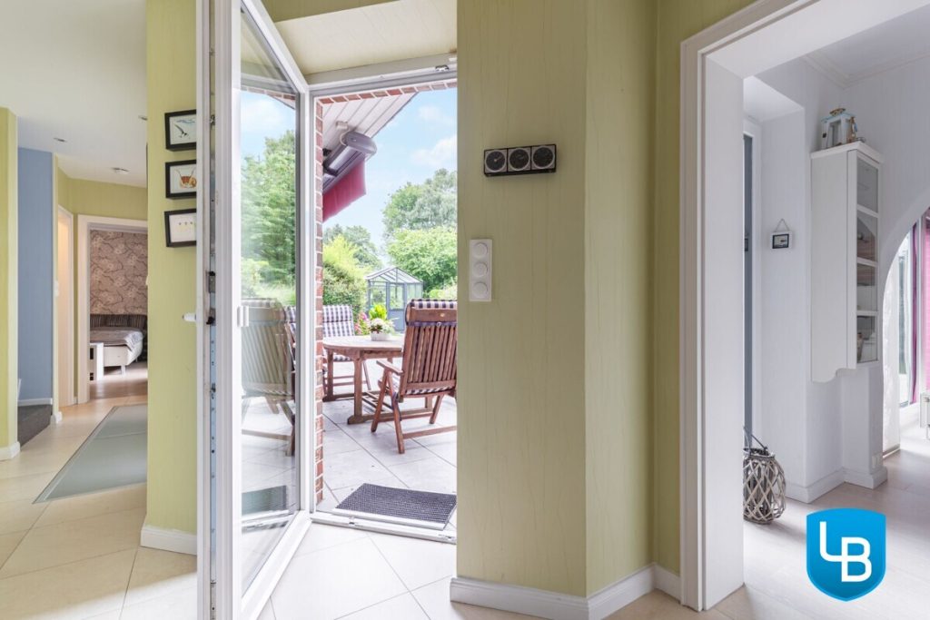 Immobilienangebot - Hamburg - Alle & Rest (Wohnen) - Ihr energieeffizientes, modernes Zuhause mit Einliegerwohnung, großem Garten und überdachtem Pool
