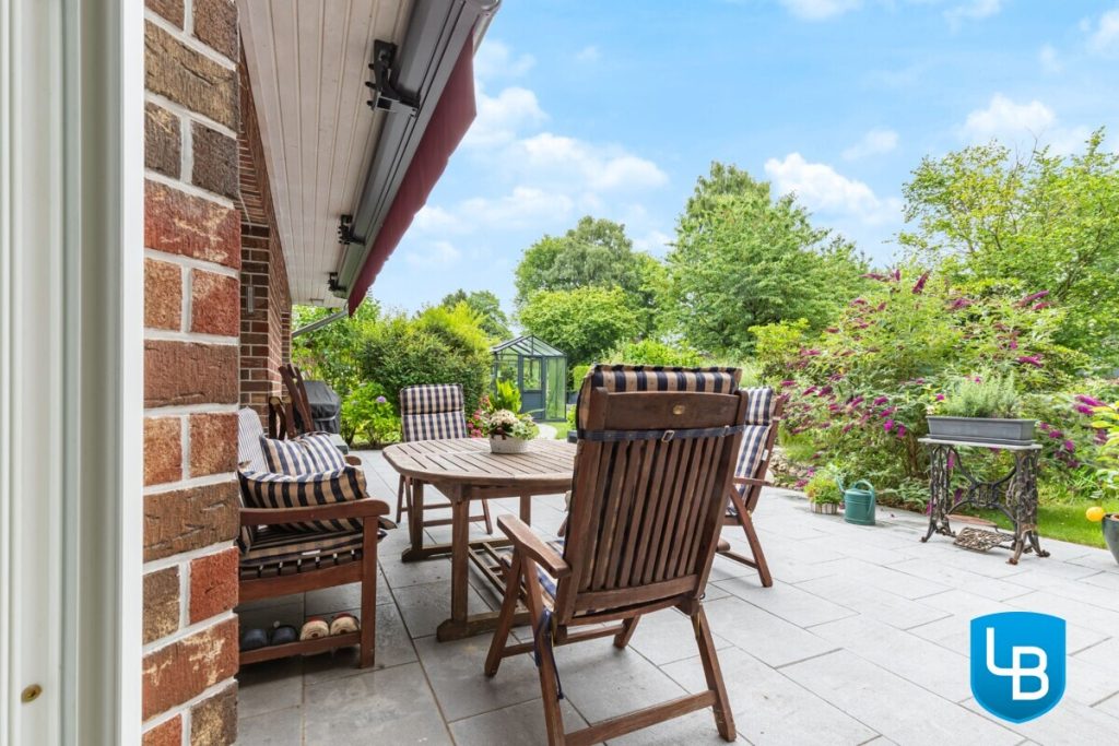 Immobilienangebot - Hamburg - Alle & Rest (Wohnen) - Ihr energieeffizientes, modernes Zuhause mit Einliegerwohnung, großem Garten und überdachtem Pool