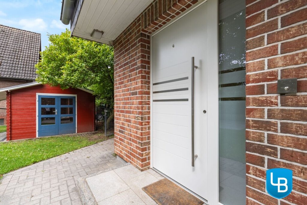Immobilienangebot - Hamburg - Alle & Rest (Wohnen) - Ihr energieeffizientes, modernes Zuhause mit Einliegerwohnung, großem Garten und überdachtem Pool
