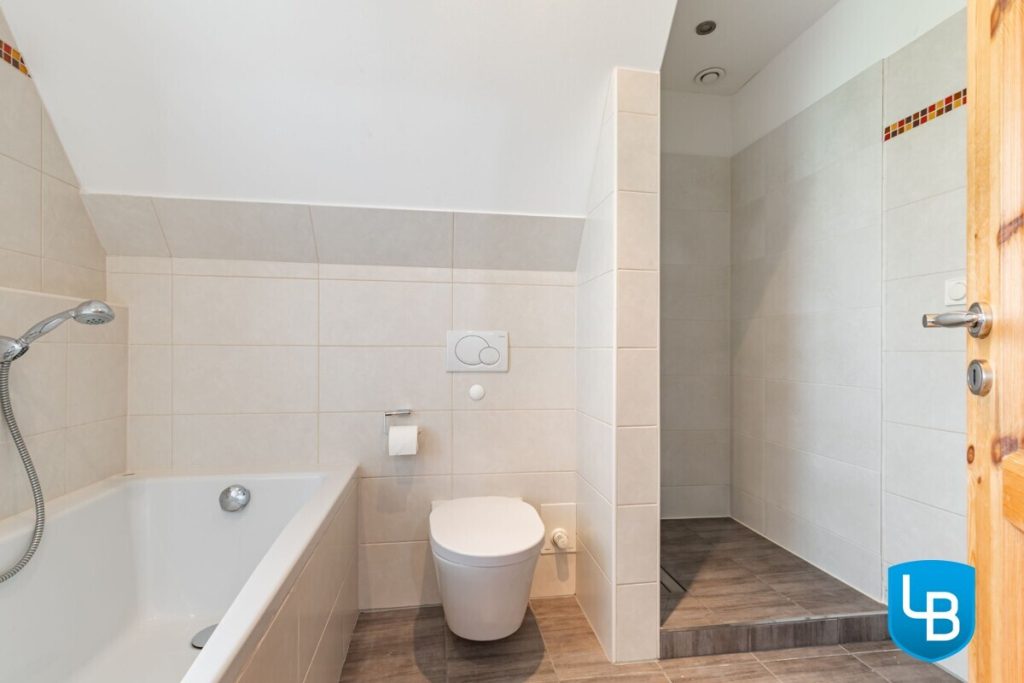 Immobilienangebot - Hamburg - Alle & Rest (Wohnen) - Ihr energieeffizientes, modernes Zuhause mit Einliegerwohnung, großem Garten und überdachtem Pool