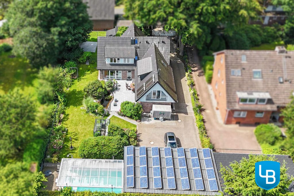 Immobilienangebot - Hamburg - Alle & Rest (Wohnen) - Ihr energieeffizientes, modernes Zuhause mit Einliegerwohnung, großem Garten und überdachtem Pool