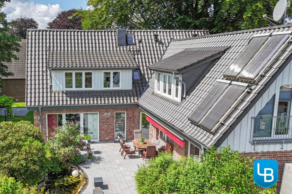 Immobilienangebot - Hamburg - Alle & Rest (Wohnen) - Ihr energieeffizientes, modernes Zuhause mit Einliegerwohnung, großem Garten und überdachtem Pool