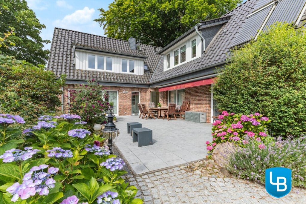 Immobilienangebot - Hamburg - Alle & Rest (Wohnen) - Ihr energieeffizientes, modernes Zuhause mit Einliegerwohnung, großem Garten und überdachtem Pool