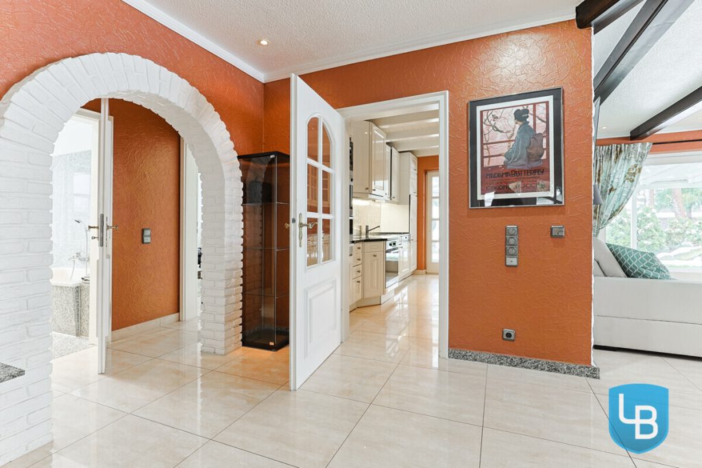 Immobilienangebot - Ahrensbök / Gnissau - Alle & Rest (Wohnen) - Einzigartiges Wohnen auf weitläufigem Traumgrundstück – Exklusives Einfamilienhaus mit Schwimmteich