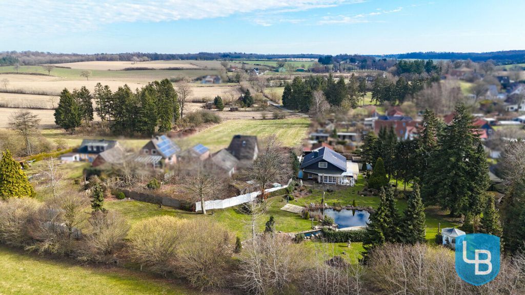 Immobilienangebot - Ahrensbök / Gnissau - Alle & Rest (Wohnen) - Einzigartiges Wohnen auf weitläufigem Traumgrundstück – Exklusives Einfamilienhaus mit Schwimmteich