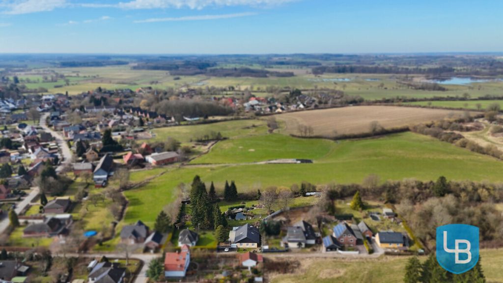 Immobilienangebot - Ahrensbök / Gnissau - Alle & Rest (Wohnen) - Einzigartiges Wohnen auf weitläufigem Traumgrundstück – Exklusives Einfamilienhaus mit Schwimmteich