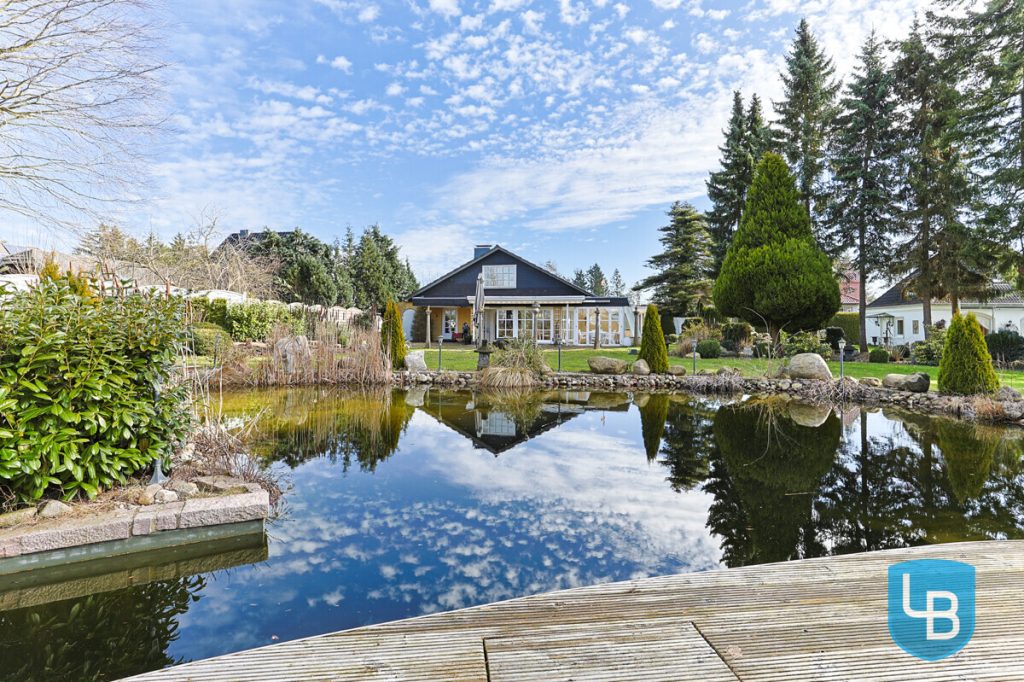 Immobilienangebot - Ahrensbök / Gnissau - Alle & Rest (Wohnen) - Einzigartiges Wohnen auf weitläufigem Traumgrundstück – Exklusives Einfamilienhaus mit Schwimmteich