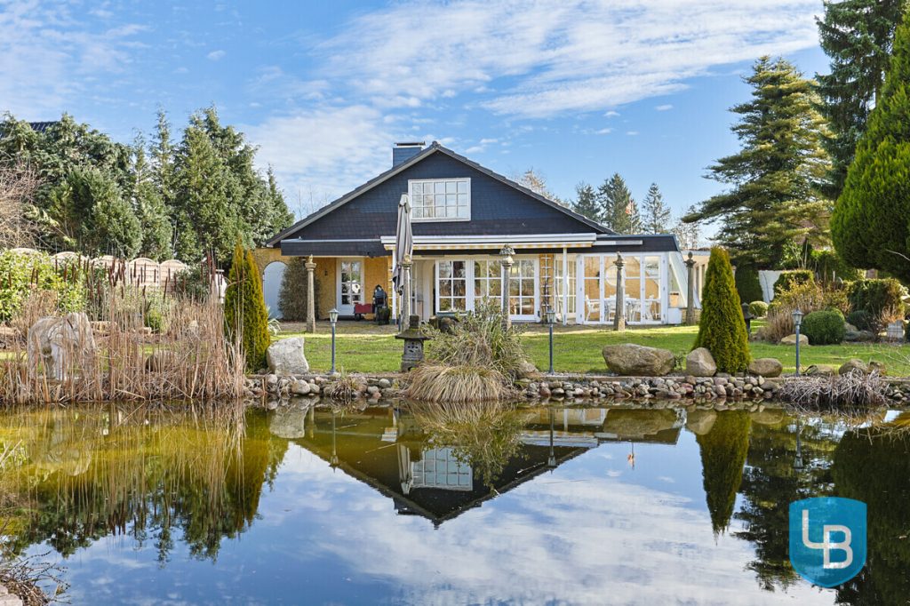 Immobilienangebot - Ahrensbök / Gnissau - Alle & Rest (Wohnen) - Einzigartiges Wohnen auf weitläufigem Traumgrundstück – Exklusives Einfamilienhaus mit Schwimmteich