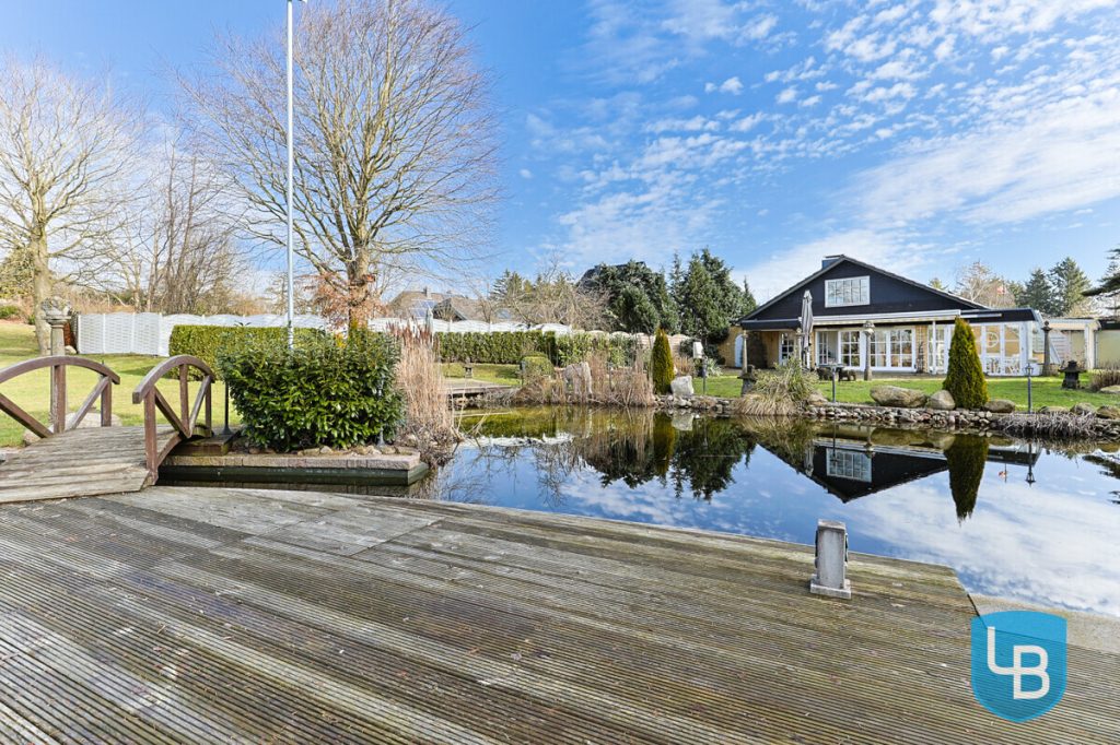 Immobilienangebot - Ahrensbök / Gnissau - Alle & Rest (Wohnen) - Einzigartiges Wohnen auf weitläufigem Traumgrundstück – Exklusives Einfamilienhaus mit Schwimmteich