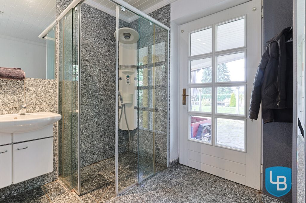 Immobilienangebot - Ahrensbök / Gnissau - Alle & Rest (Wohnen) - Einzigartiges Wohnen auf weitläufigem Traumgrundstück – Exklusives Einfamilienhaus mit Schwimmteich