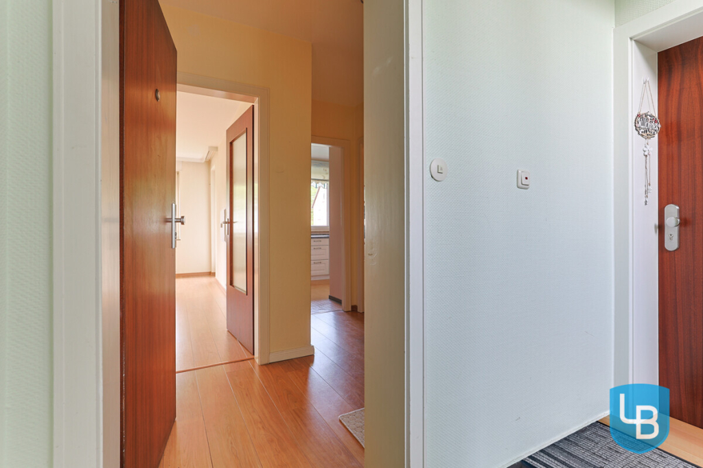 Immobilienangebot - Plön - Alle & Rest (Wohnen) - Einziehen und wohlfühlen: Gepflegte 2-Zimmer-Wohnung mit Loggia und Garage